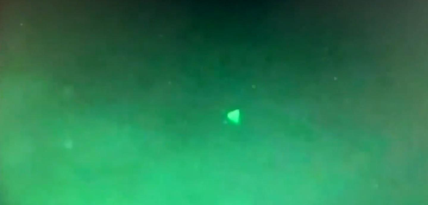 As imagens do OVNI triangular foram publicadas no Twitter na &uacute;ltima semana pelo documentarista Jeremy Corbell