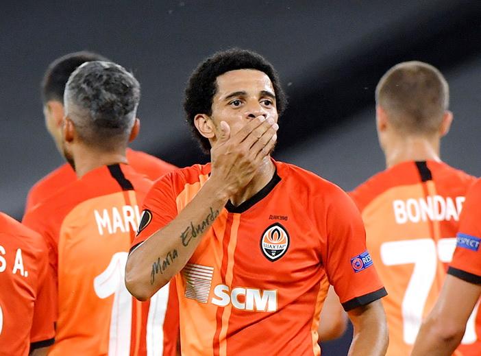 Taison e o clube ucraniano usaram as redes sociais para anunciar a sa&iacute;da do atacante