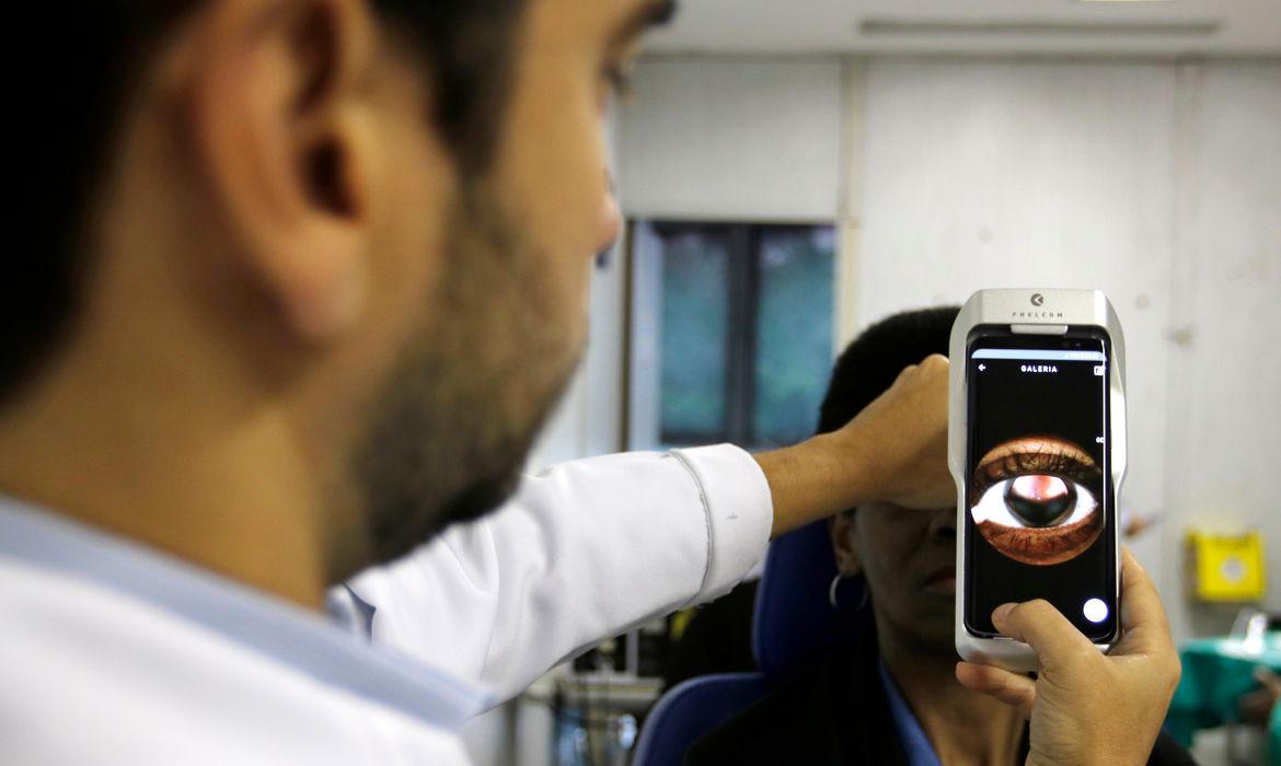 Entre os danos observados, est&atilde;o microtrombos, hemorragias e, em alguns casos, les&otilde;es em ambos os olhos