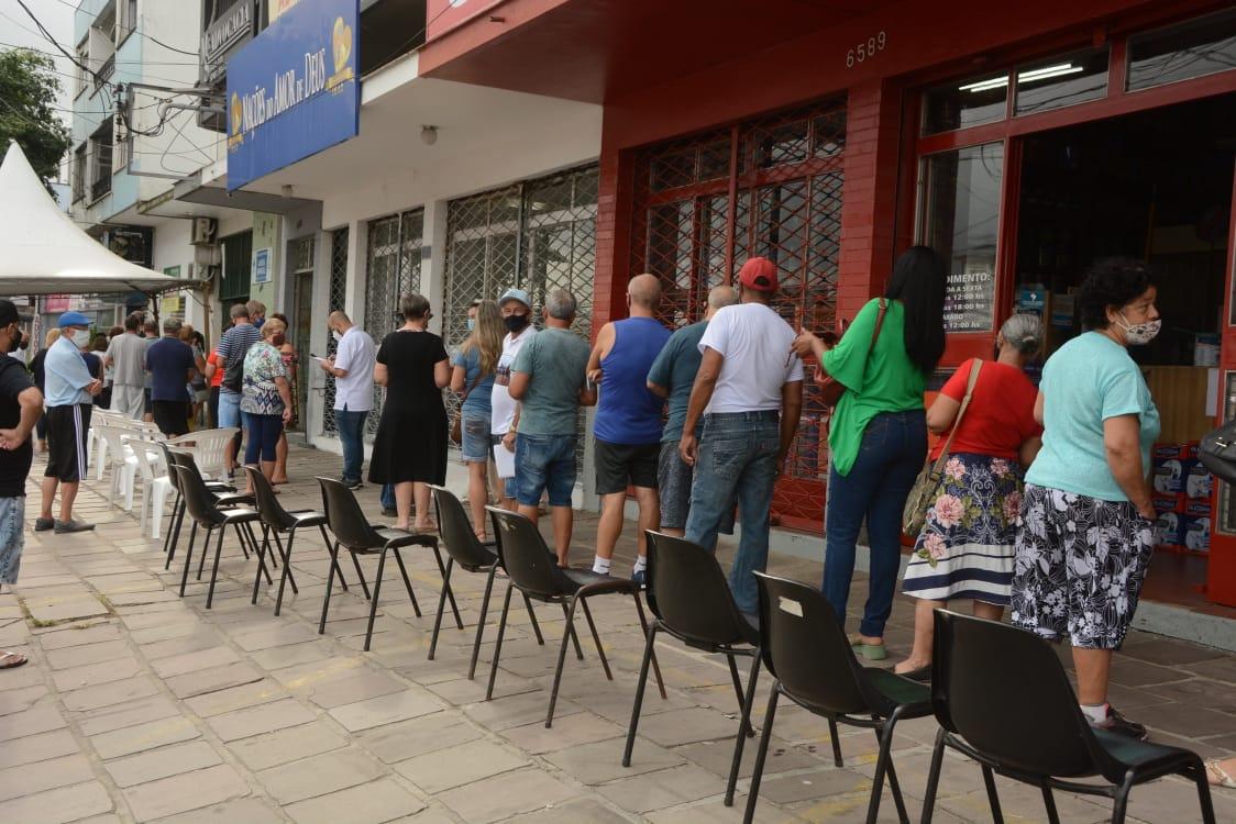 Foram imunizados idosos com 62 anos ou mais em unidades de Sa&uacute;de e tr&ecirc;s drive-thrus