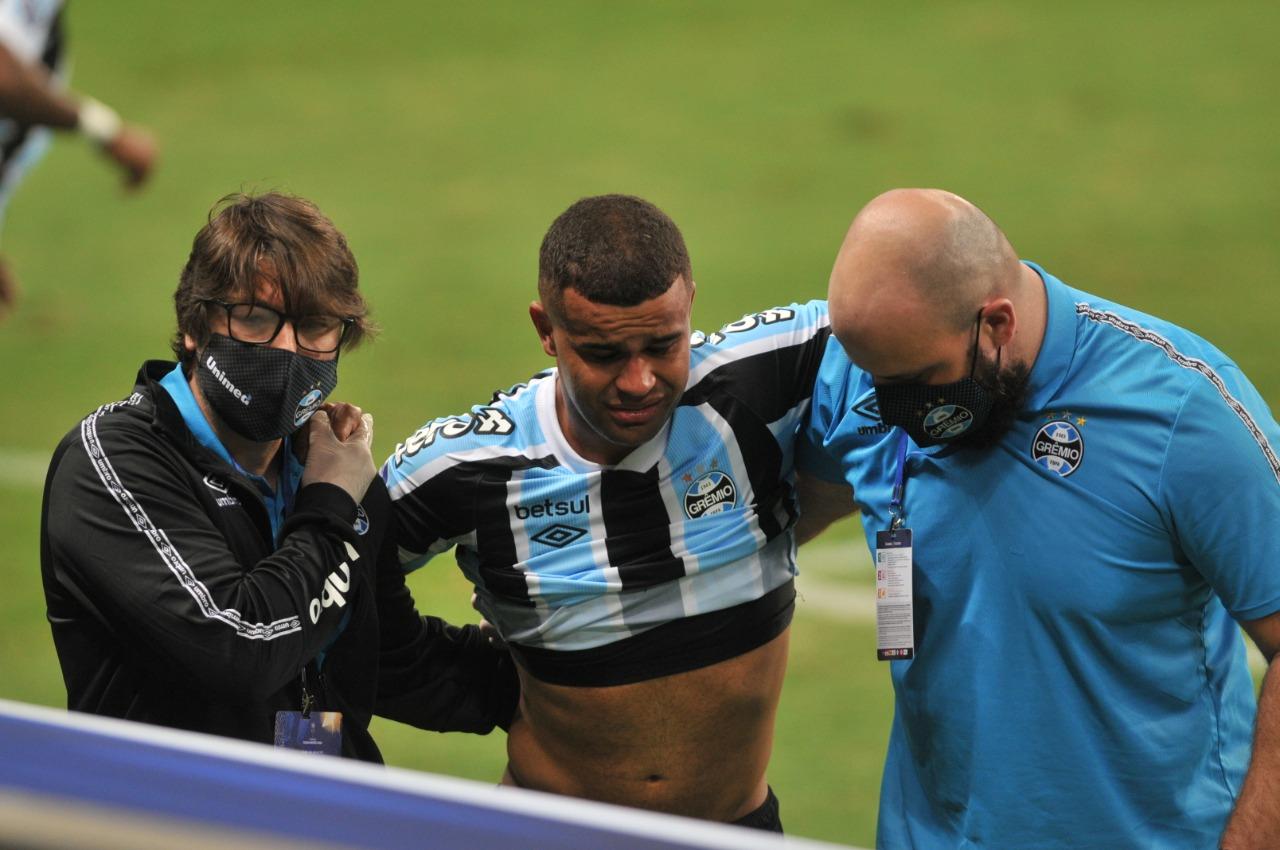 Alisson deixou o gramado da Arena carregado e chorando, ap&oacute;s romper um ligamento do tornozelo direito, na partida da Sul-Americana contra o La Equidad