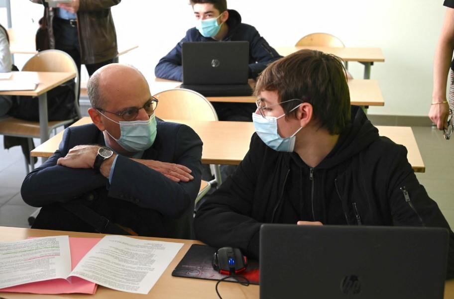 Ensino m&eacute;dio na Fran&ccedil;a retoma aulas presenciais