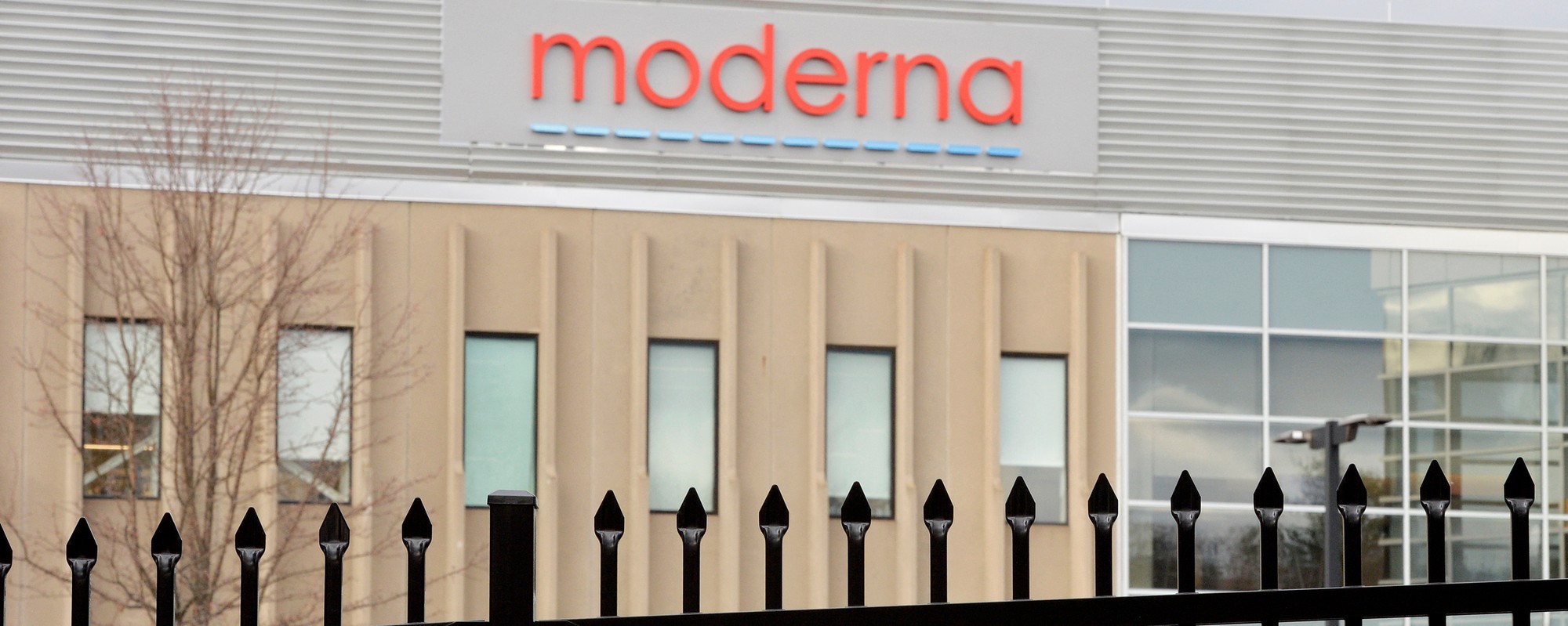 Dos 3.235 participantes do estudo, dois terços receberam a vacina e um terço um placebo Dos 3.235 participantes do estudo, dois terços receberam a vacina e um terço um placebo