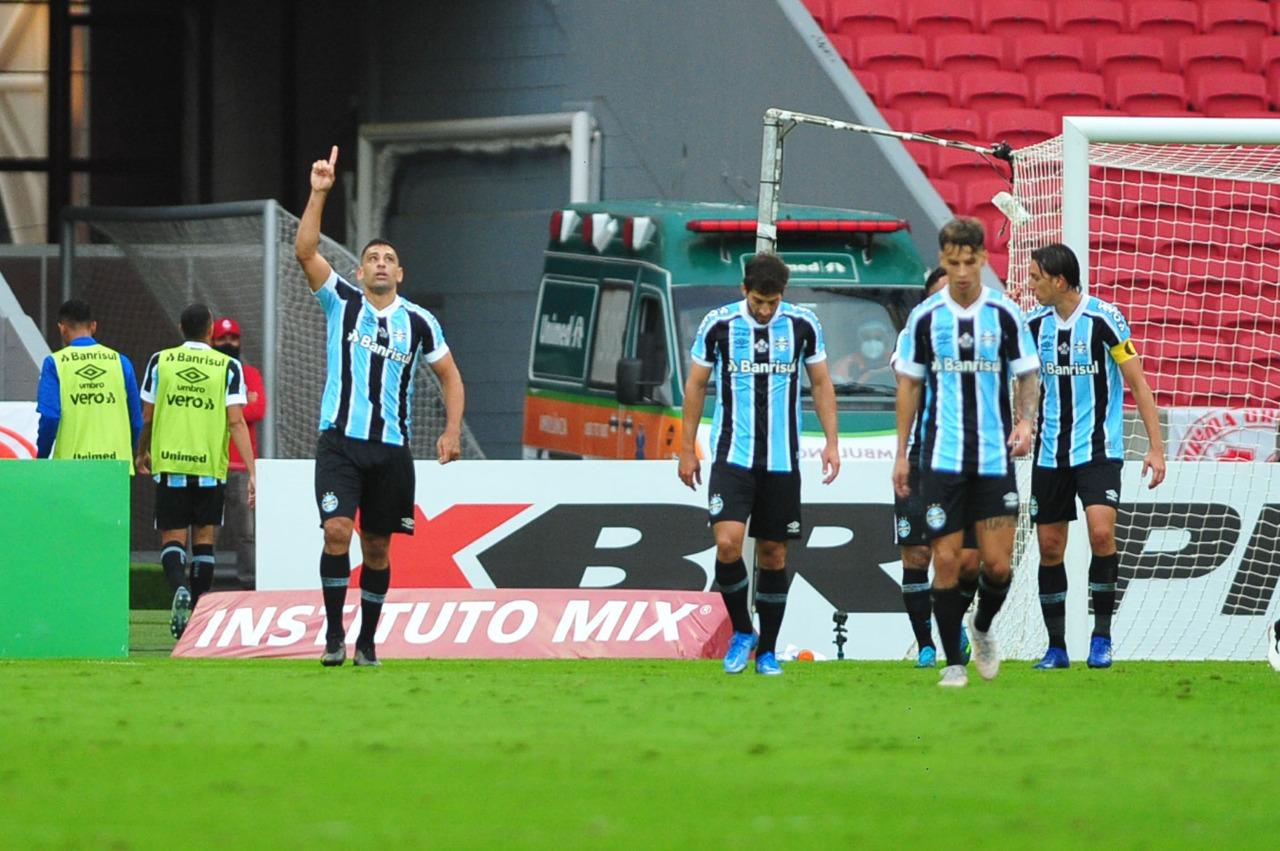 Diego Souza marcou de cabe&ccedil;a o gol de empate do Gr&ecirc;mio e Ricardinho o da virada