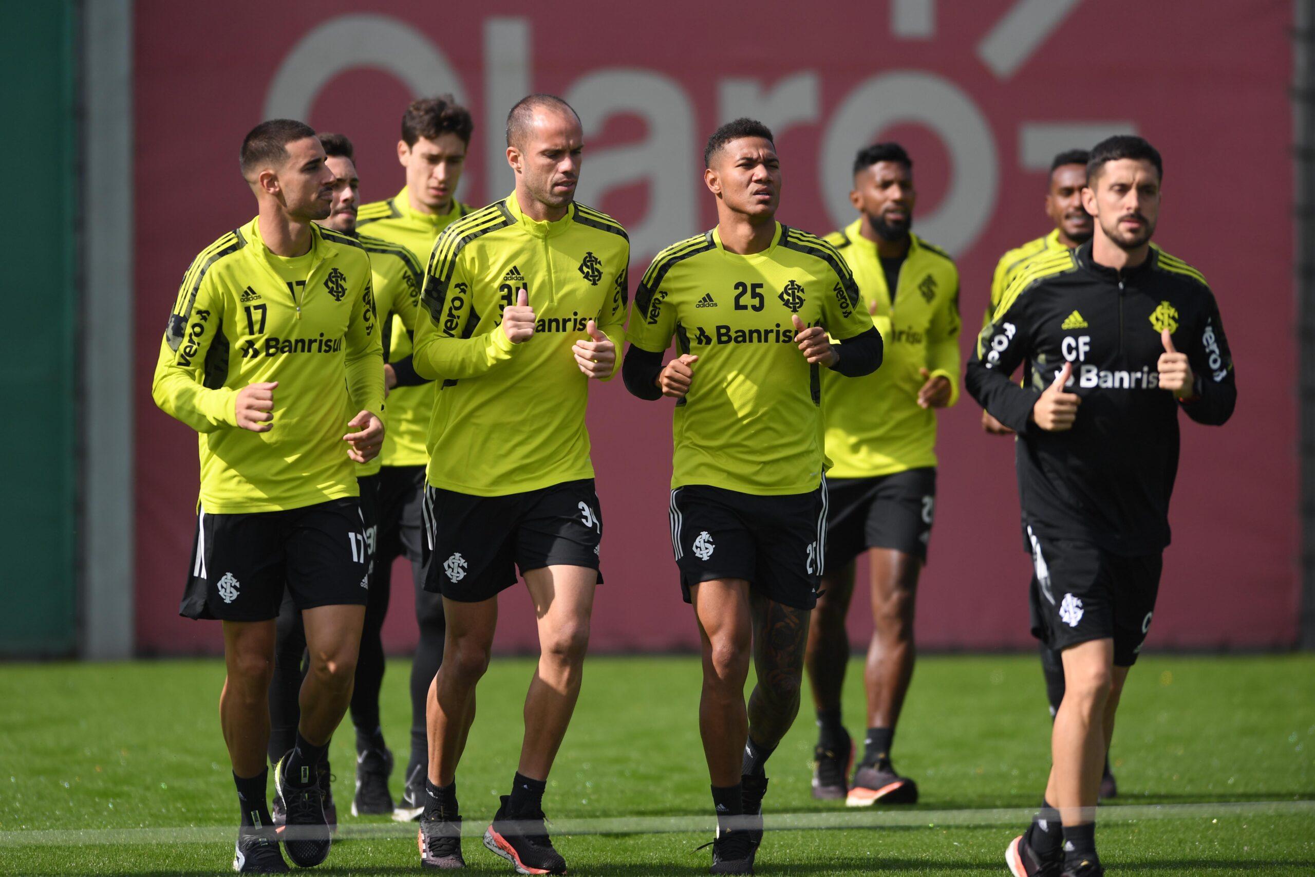 Ap&oacute;s a derrota no Gre-Nal, jogadores do Inter fizeram exerc&iacute;cios de muscula&ccedil;&atilde;o e leves corridas pelos gramados do CT