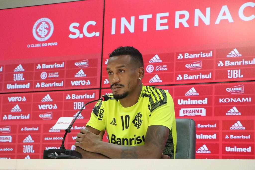 Ap&oacute;s declara&ccedil;&atilde;o na sa&iacute;da de campo no Gre-nal, Eden&iacute;lson pediu para conceder entrevista e esclarecer que n&atilde;o era uma cr&iacute;tica a Miguel &Aacute;ngel Ram&iacute;rez