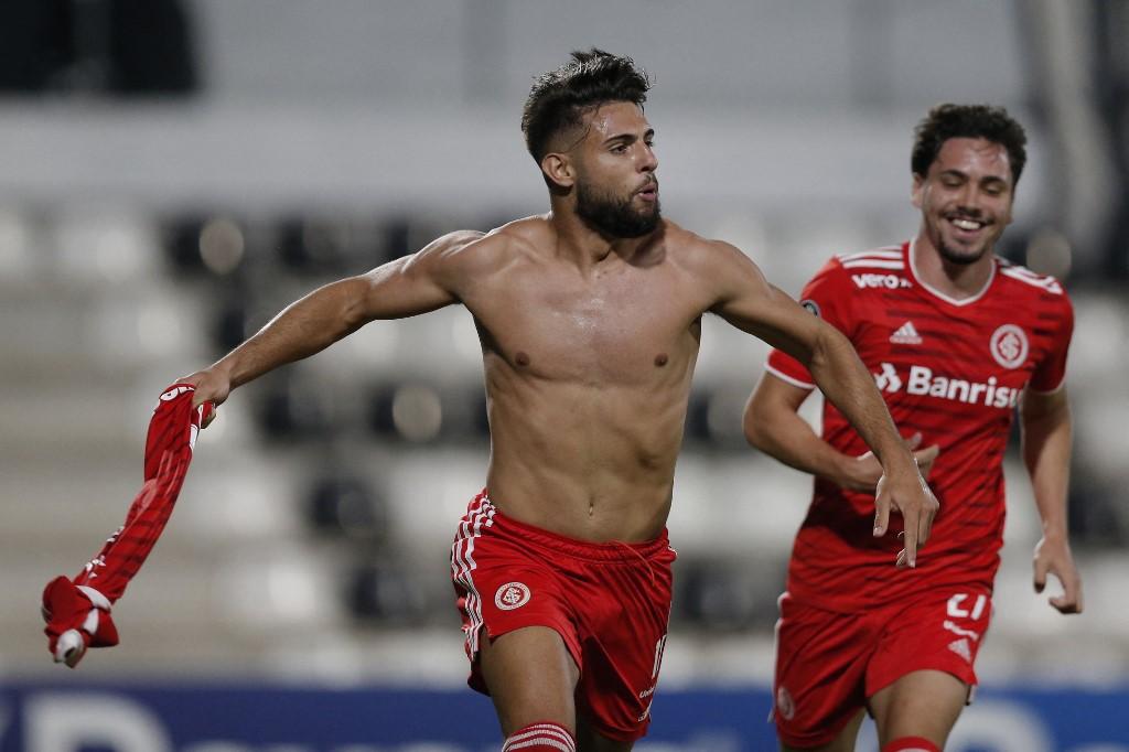 Personagem do jogo, Yuri Alberto saiu do banco, fez o gol da vit&oacute;ria e foi expulso