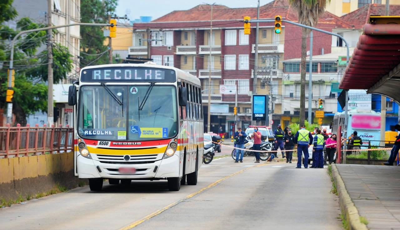 Corredor exclusivo do transporte coletivo foi bloqueado