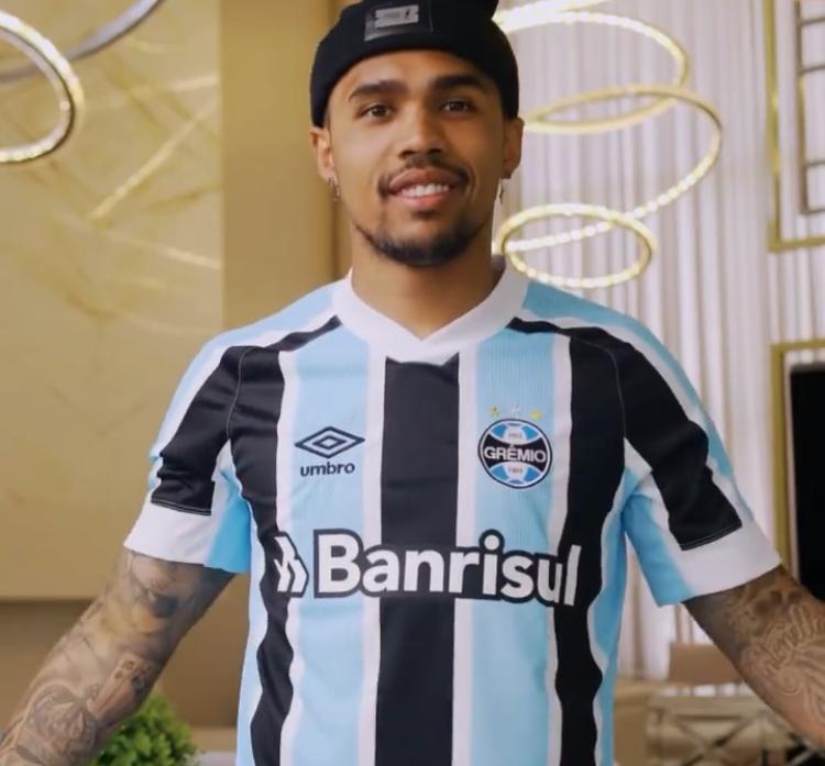 Douglas Costa postou v&iacute;deo celebrando retorno ao Gr&ecirc;mio