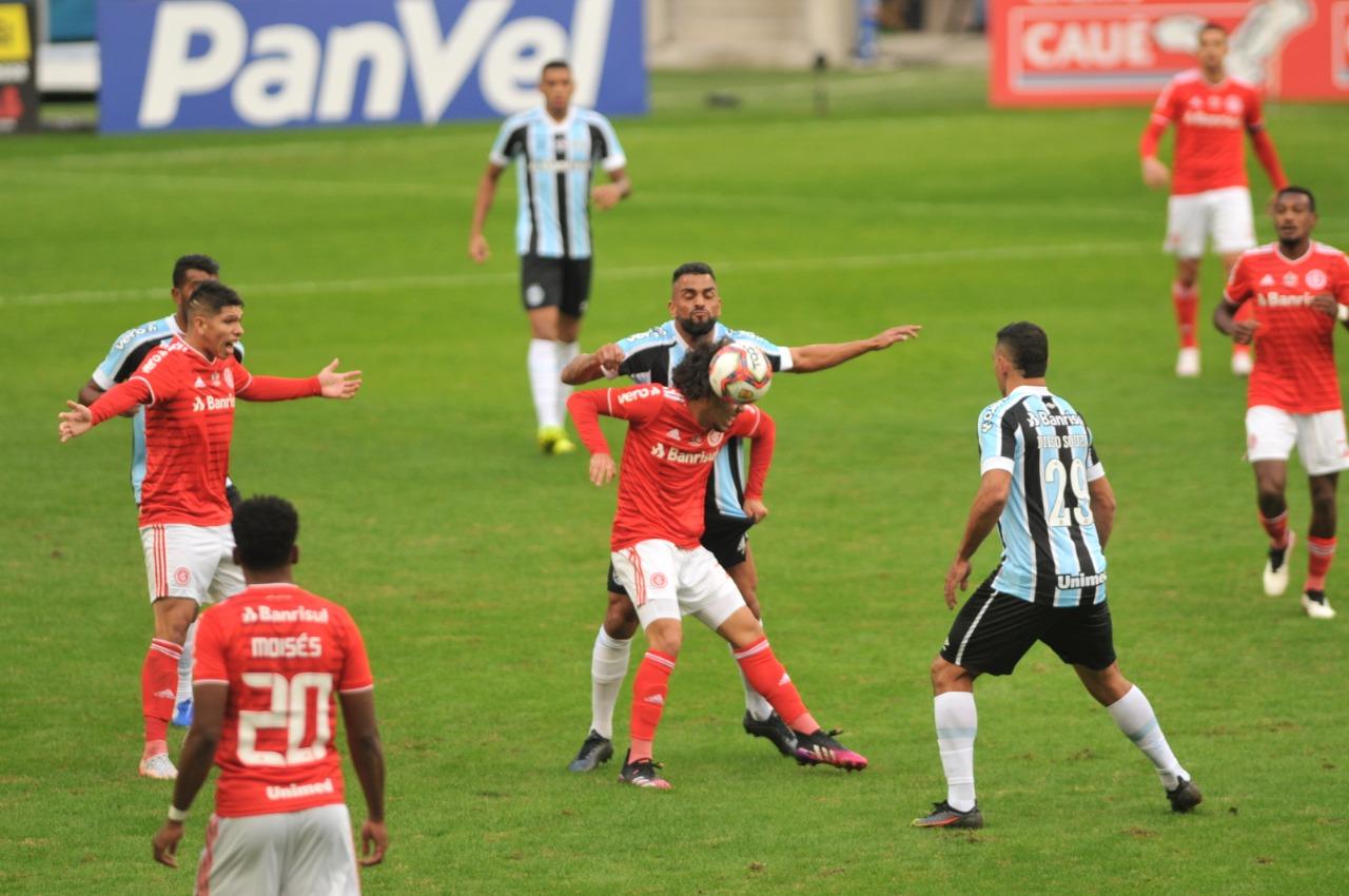 Gr&ecirc;mio se imp&ocirc;s fisicamente no meio campo diante do Inter