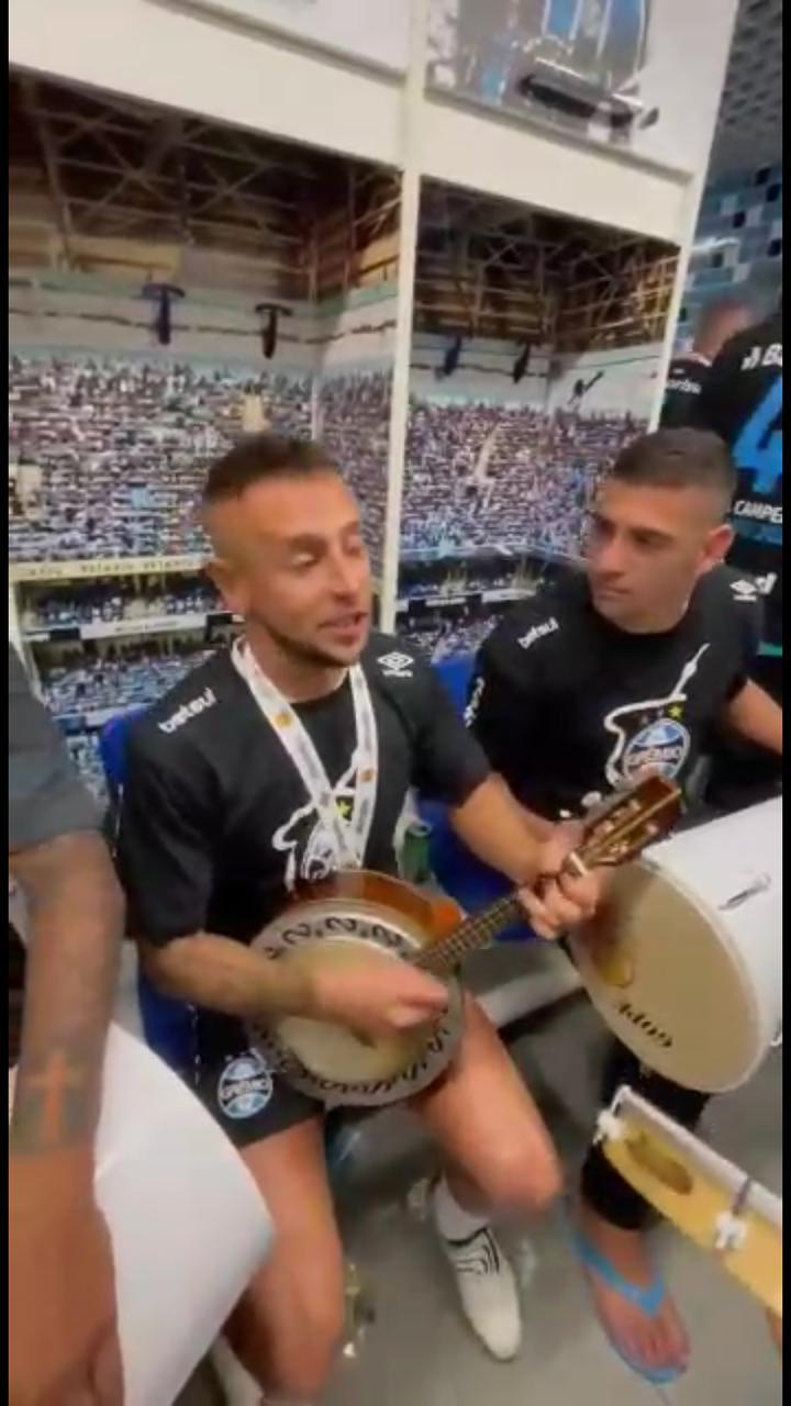 Rafinha e Diego Souza seguiram fazendo festa no vesti&aacute;rio