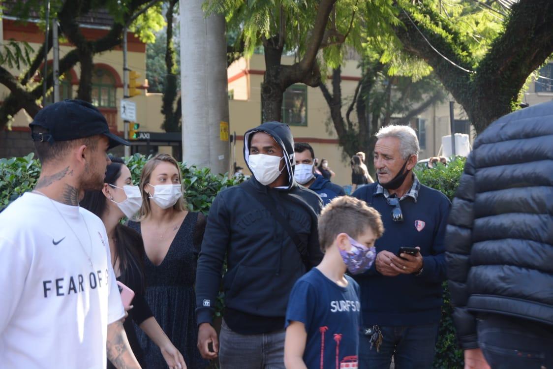 Assim que chegou ao hotel da Sele&ccedil;&atilde;o Brasileira, Douglas Costa foi reconhecido por pessoas que estavam na parte externa do pr&eacute;dio