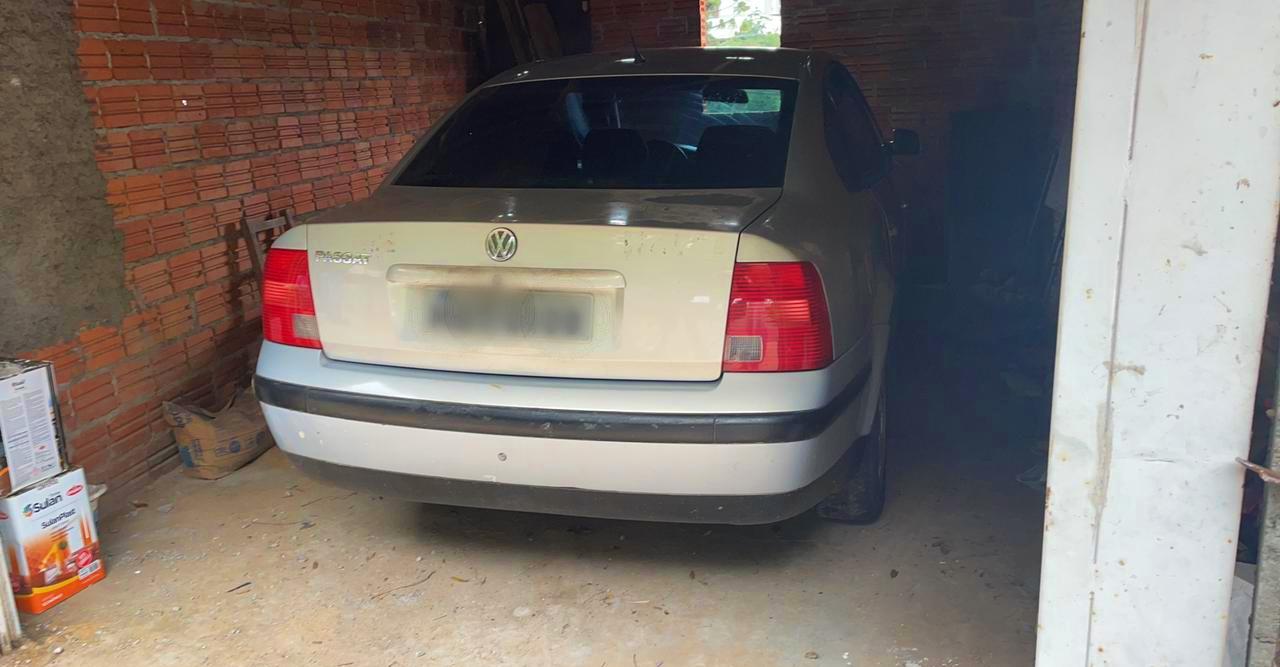 Autom&oacute;vel estava escondido na garagem de uma casa