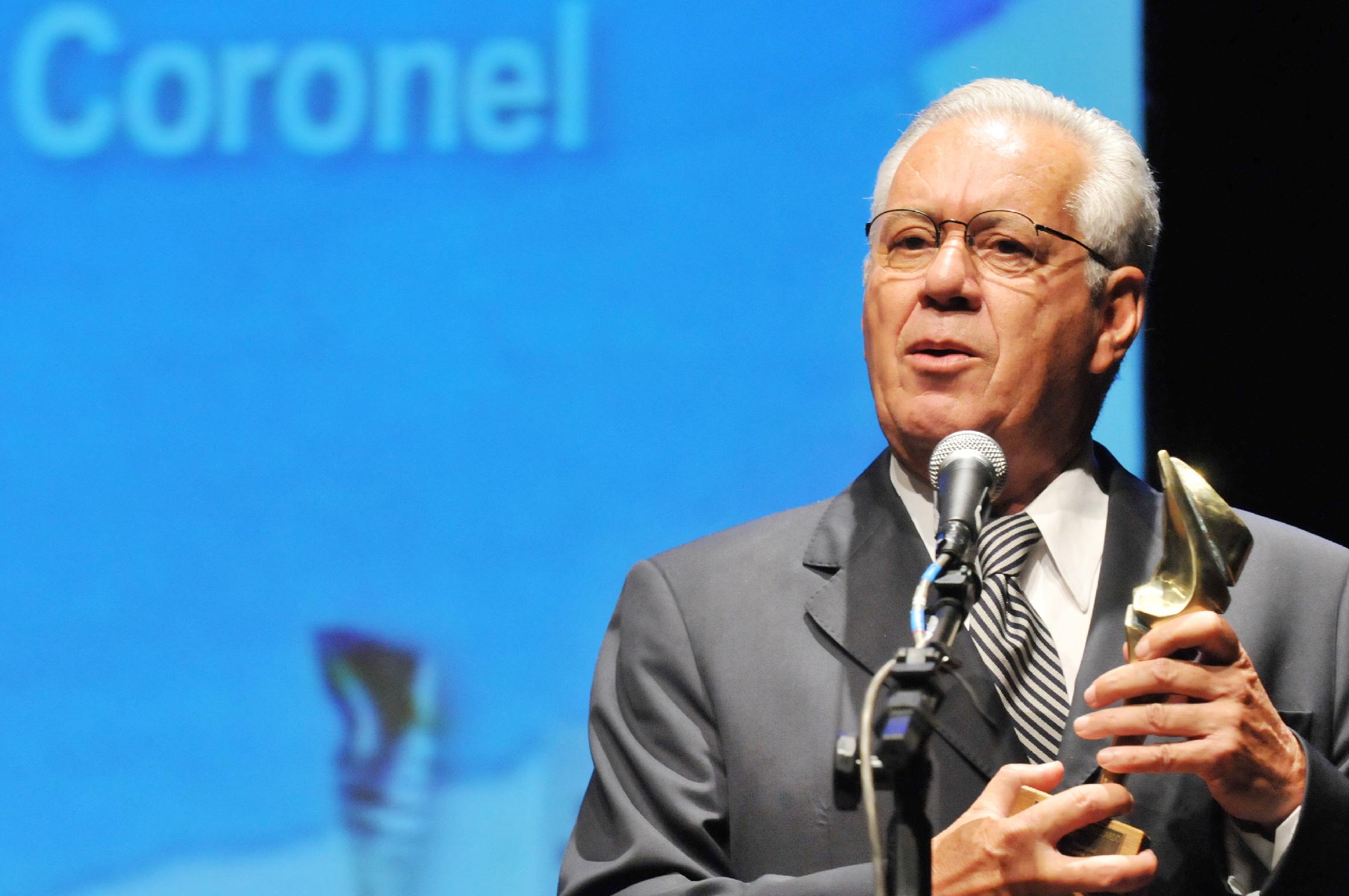 Coronel: O dia em que ela disser/ &ldquo;eu te amo&rdquo;, vou voar,/ vou chorar, vou rasgar/ os panos da tristeza/ 
e soltar minha fantasia.