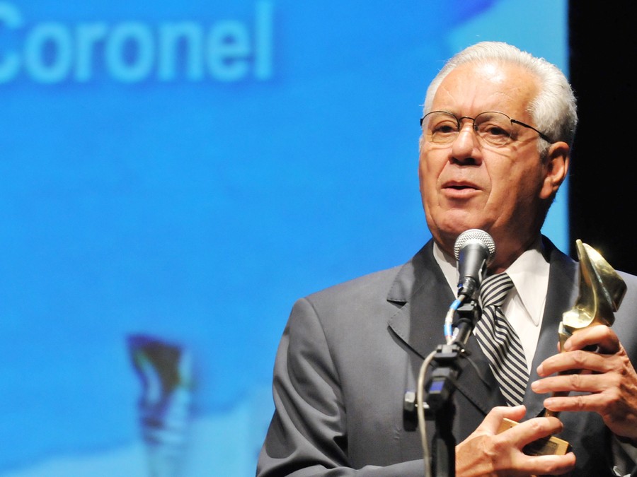 Coronel: O dia em que ela disser/ “eu te amo”, vou voar,/ vou chorar, vou rasgar/ os panos da tristeza/ 
e soltar minha fantasia. Coronel: O dia em que ela disser/ “eu te amo”, vou voar,/ vou chorar, vou rasgar/ os panos da tristeza/ 
e soltar minha fantasia.