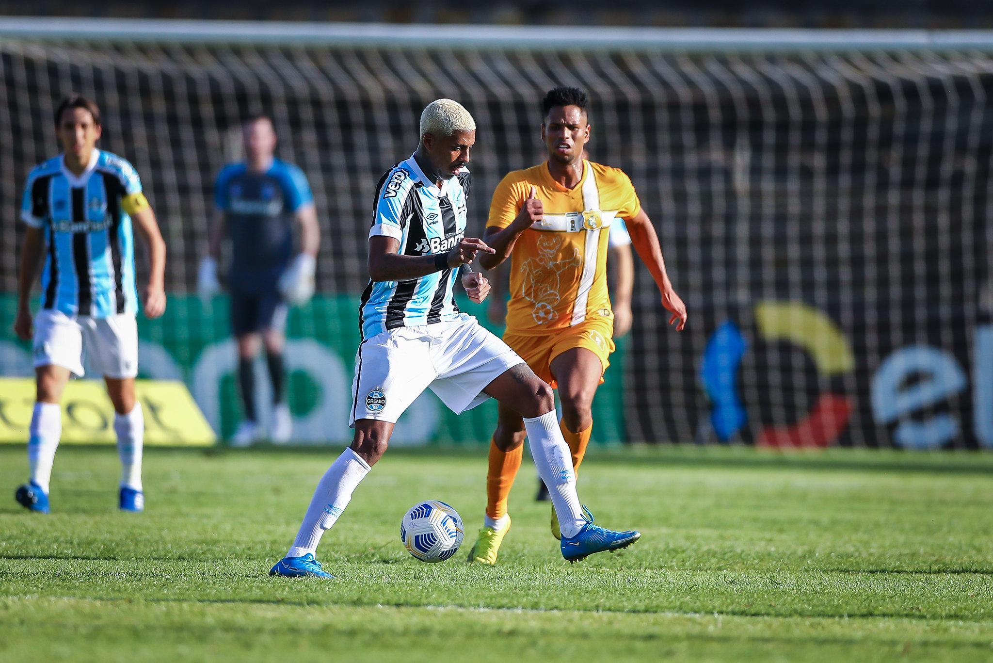 Gr&ecirc;mio encara o Brasiliense