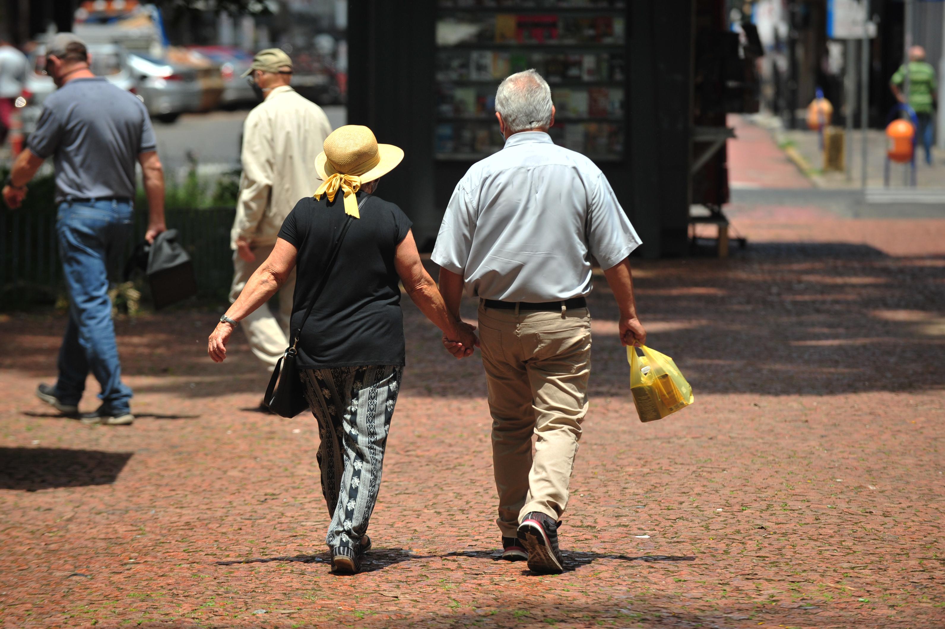 Casal de namorados na Pra&ccedil;a da Alf&acirc;ndega, Porto Alegre.