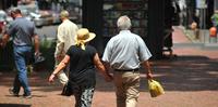Casal de namorados na Praça da Alfândega, Porto Alegre.