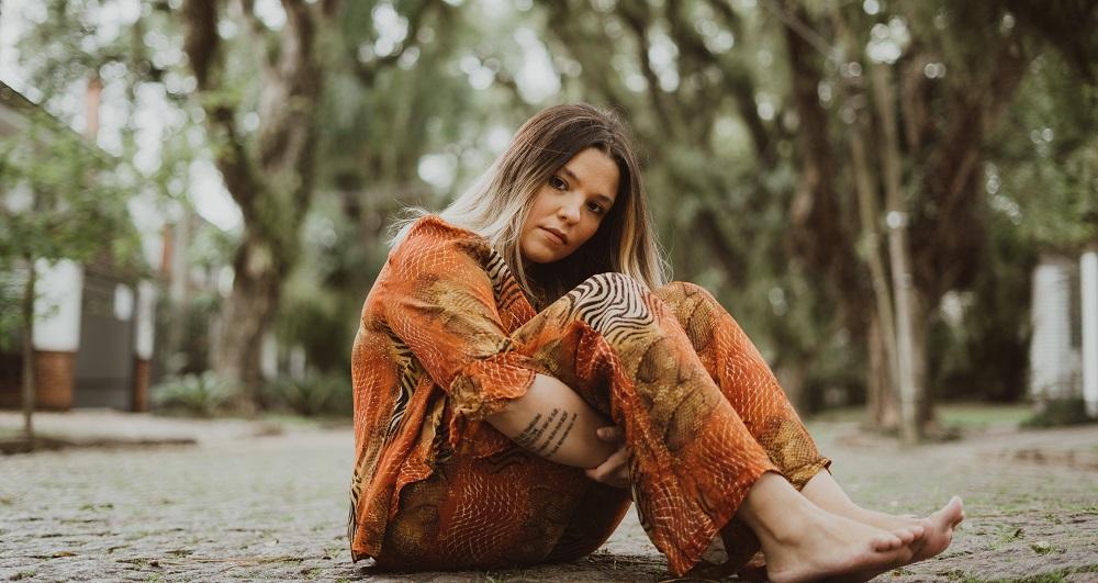 ELLA lan&ccedil;a novo single neste s&aacute;bado que fala sobre o que n&atilde;o &eacute; amor