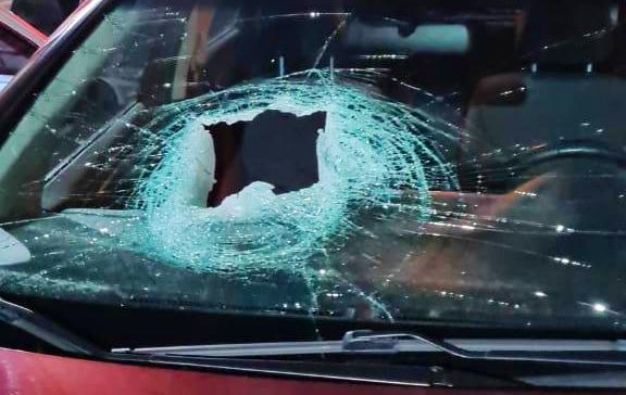 Mulher morreu ap&oacute;s ser atingida por um paralelep&iacute;pedo arremessado contra o para-brisa do ve&iacute;culo