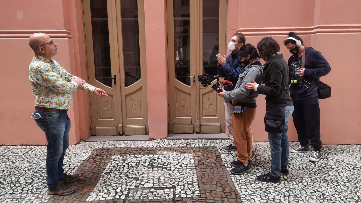Equipe do document&aacute;rio dirigido por Luiz Alberto Cassol com o cineasta, pesquisador e professor Gl&ecirc;nio P&oacute;voas