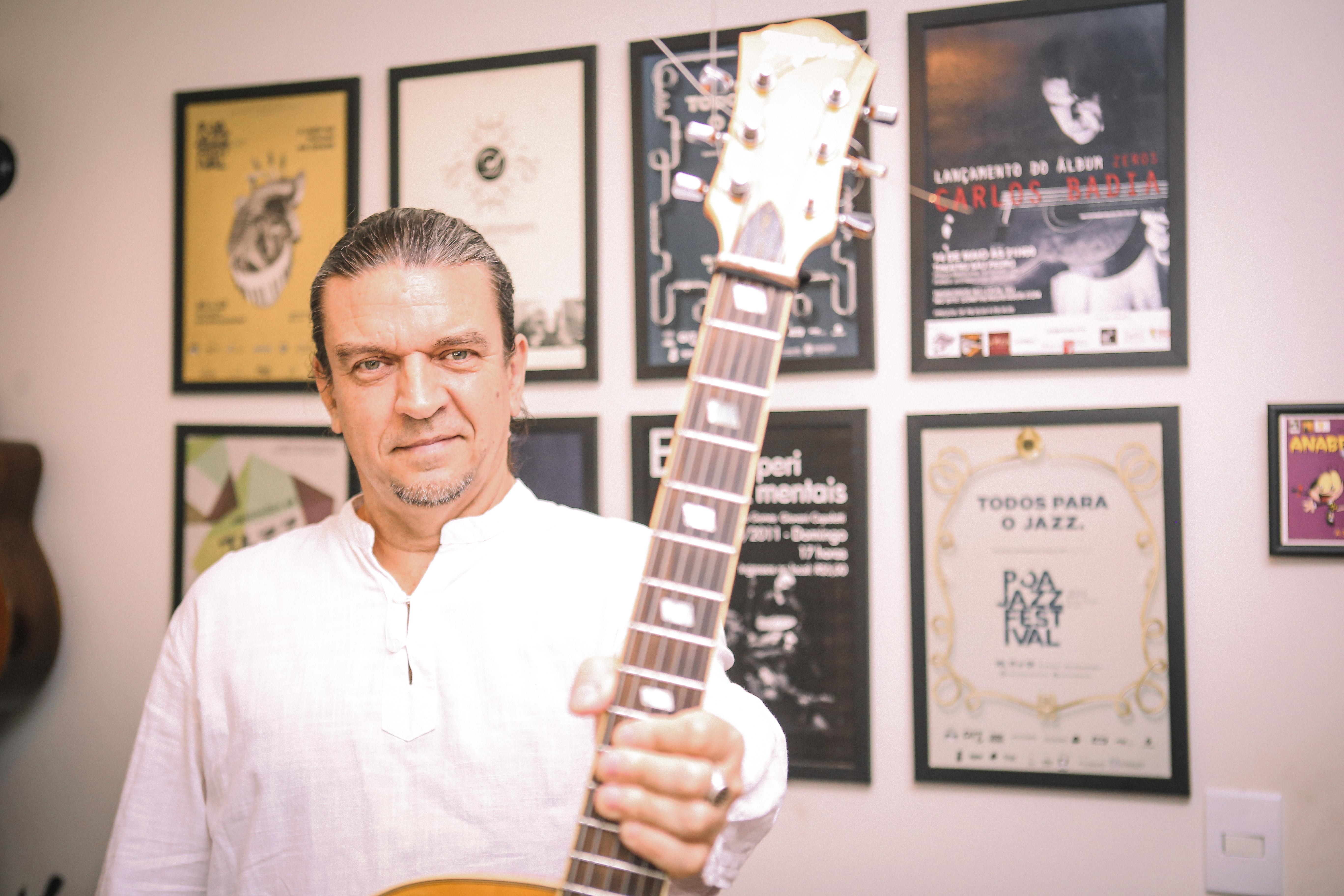 Carlos Badia e sua guitarra semiac&uacute;stica em prepara&ccedil;&atilde;o para lan&ccedil;ar "Voo"