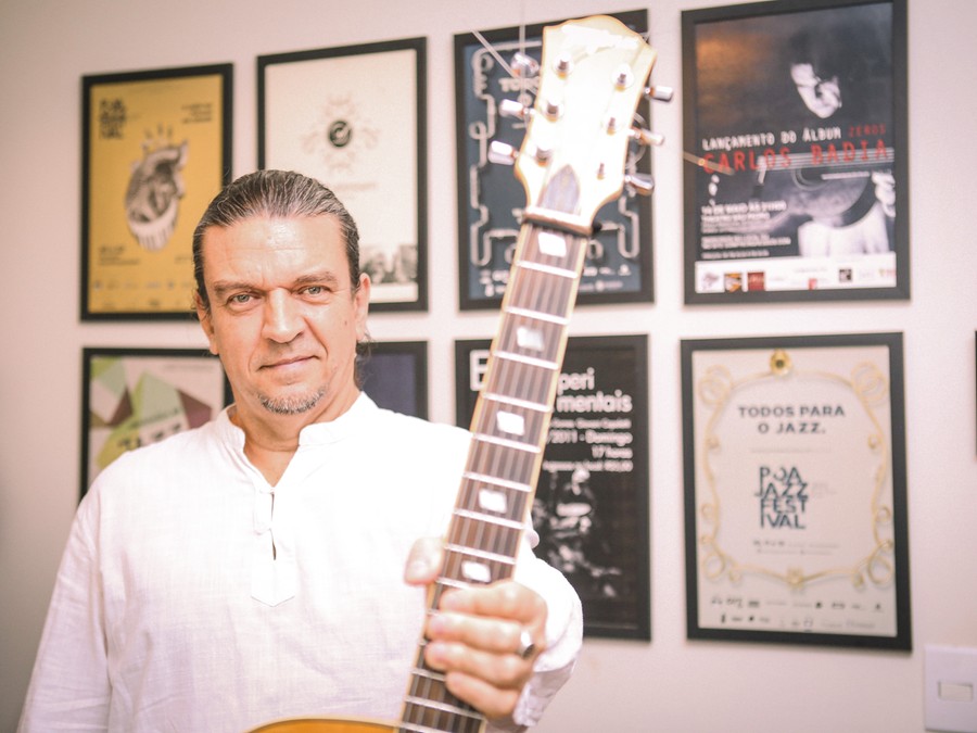 Carlos Badia e sua guitarra semiacústica em preparação para lançar "Voo" Carlos Badia e sua guitarra semiacústica em preparação para lançar "Voo"