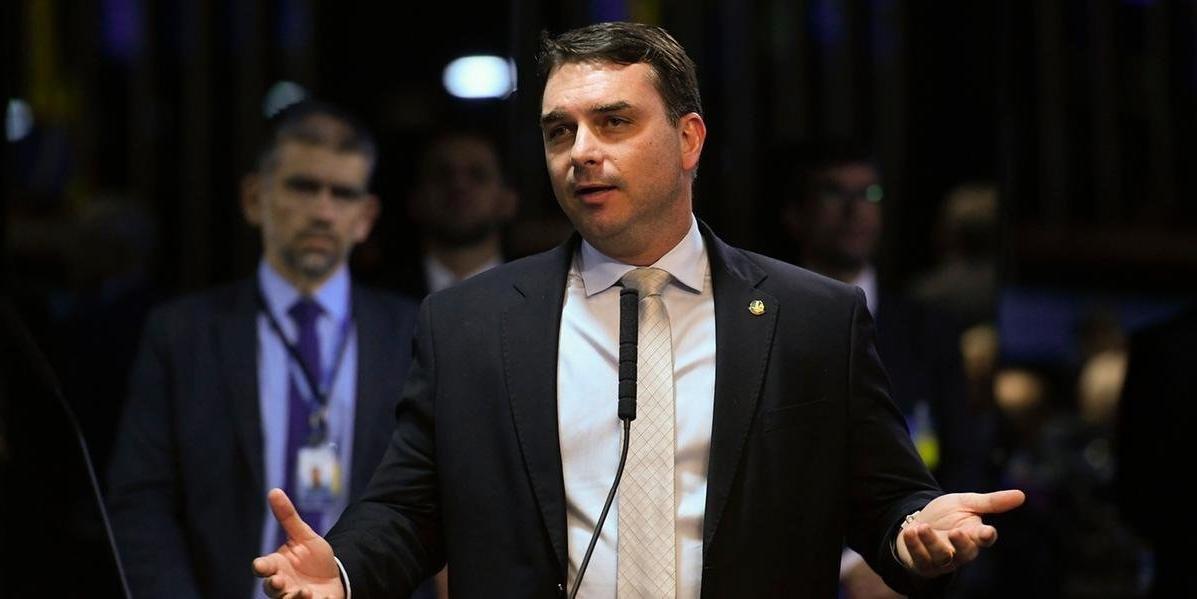 Fl&aacute;vio Bolsonaro diz que o presidente "n&atilde;o quer dar visibilidade" &agrave; conversa com Miranda