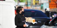 Lesiane Caroline sabe que a venda de pastéis de forno na sinaleira é apenas uma etapa.