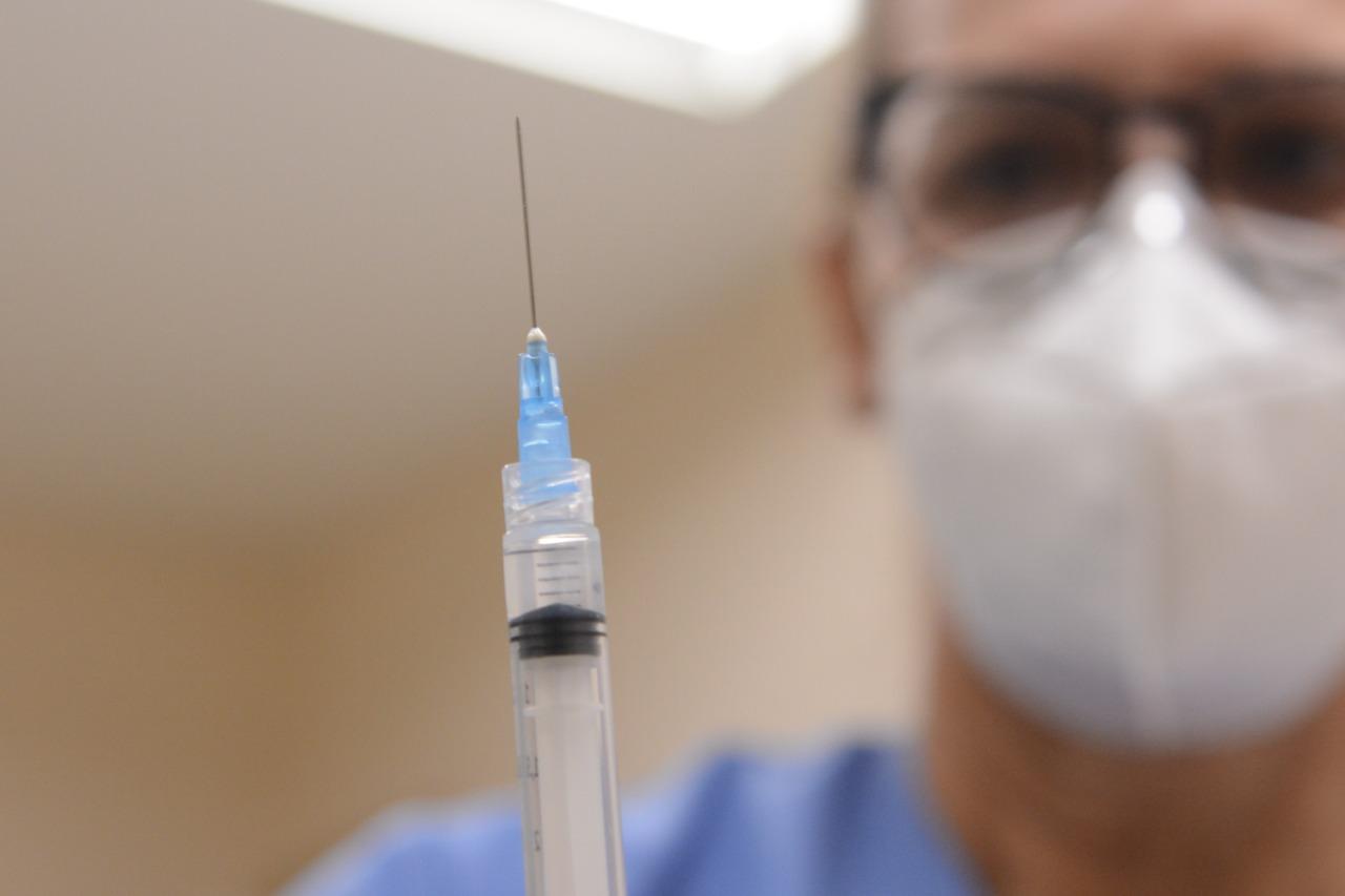 Vacina&ccedil;&atilde;o avan&ccedil;a com chegada de mais doses