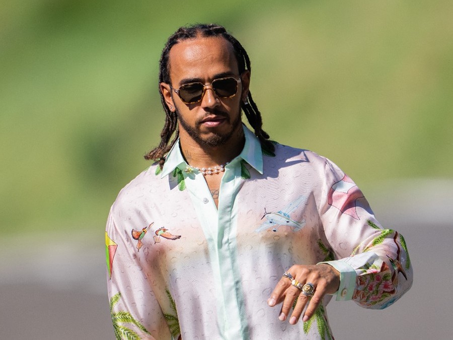 Hamilton renovou seu contrato com a Mercedes até 2023 Hamilton renovou seu contrato com a Mercedes até 2023