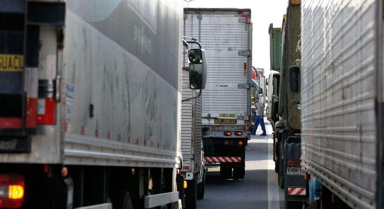 Alta do diesel afeta toda a cadeia produtiva, que depende do frete rodovi&aacute;rio para distribui&ccedil;&atilde;o no pa&iacute;s