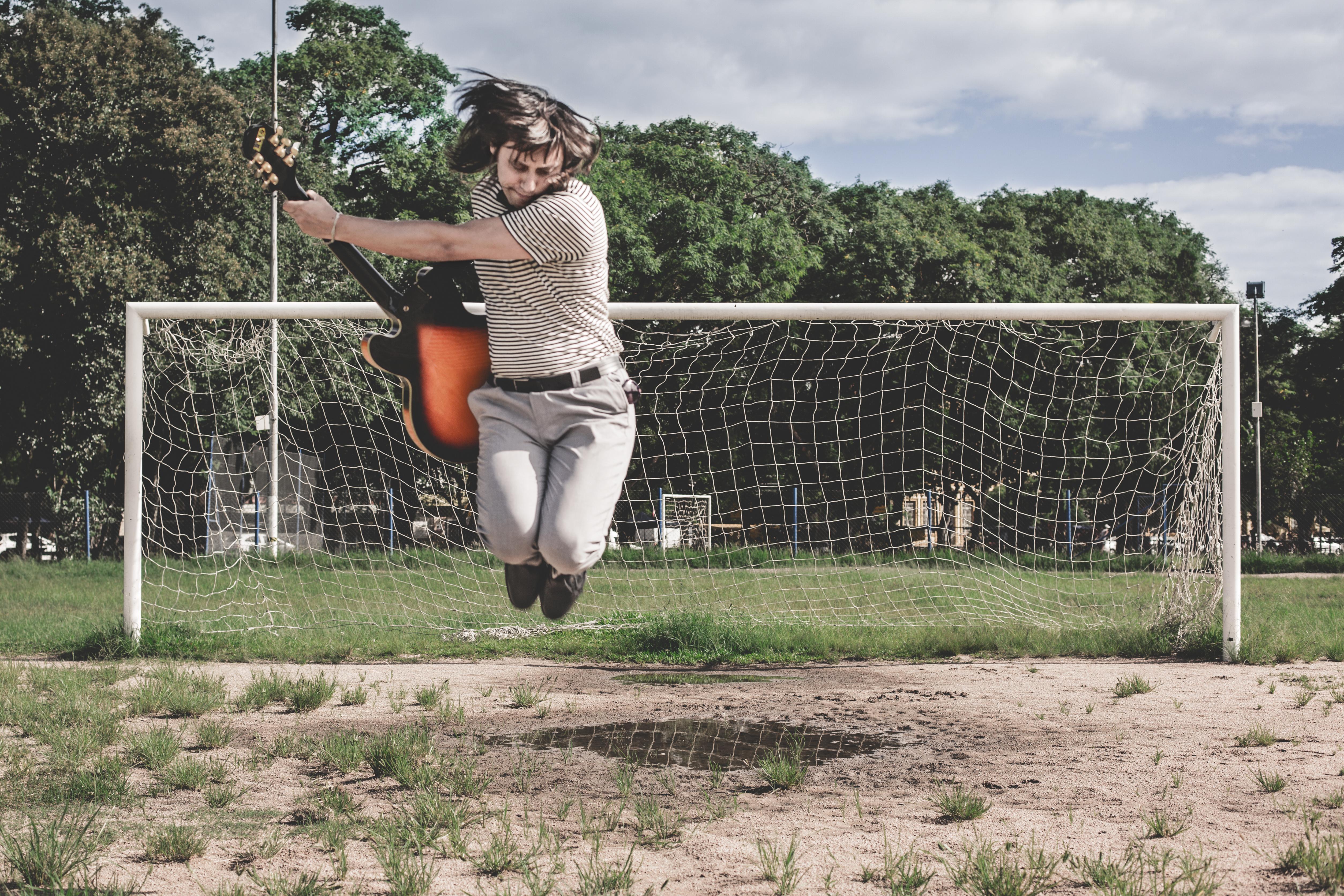 Trabalho de Lucas Hanke navega entre refer&ecirc;ncias MOD, Rock, Psicodelia e M&uacute;sica Brasileira