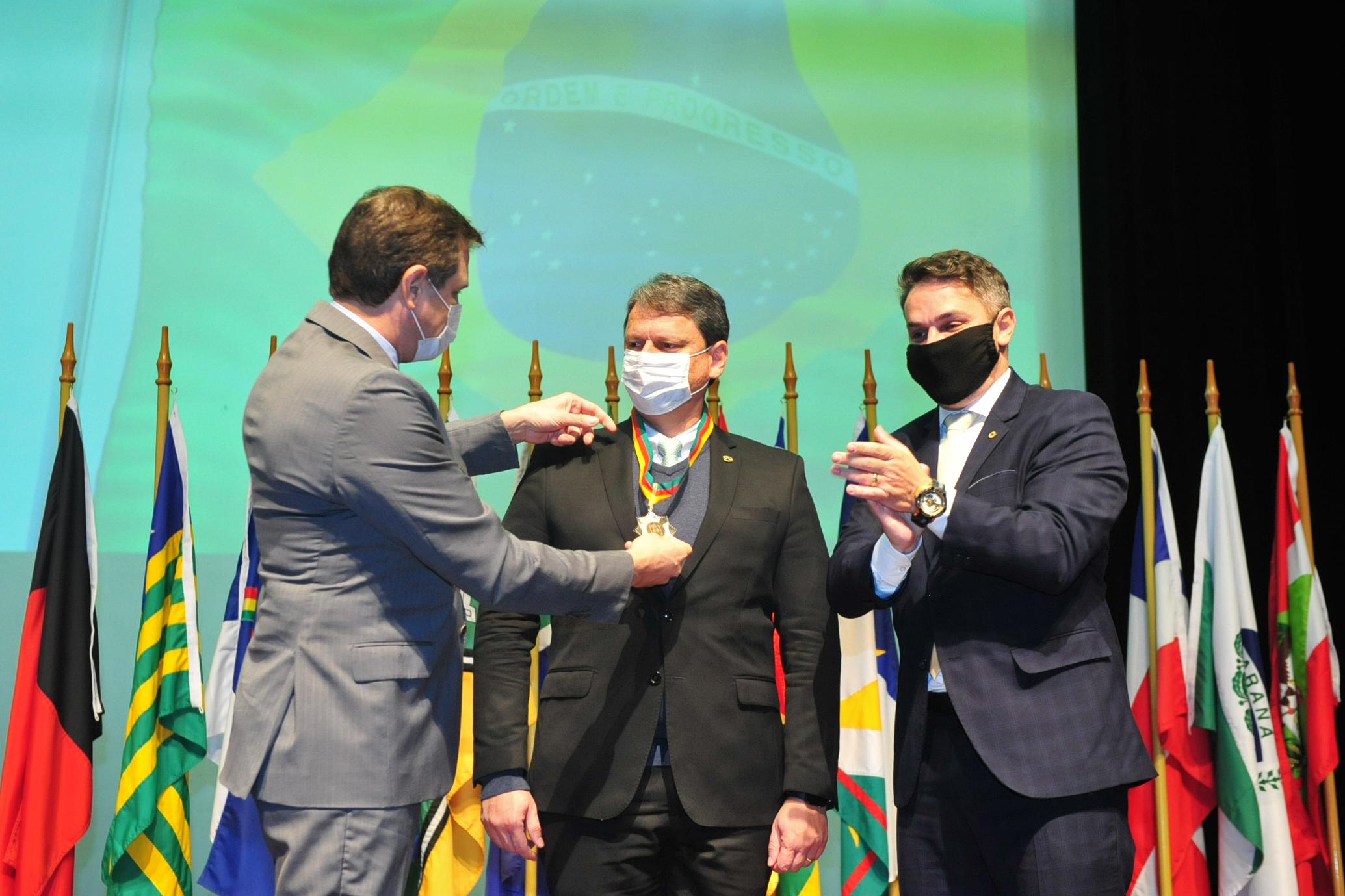 Distin&ccedil;&atilde;o foi proposta pelos deputados Ernani Polo (PP) e tenente-coronel Zucco (PSL)
