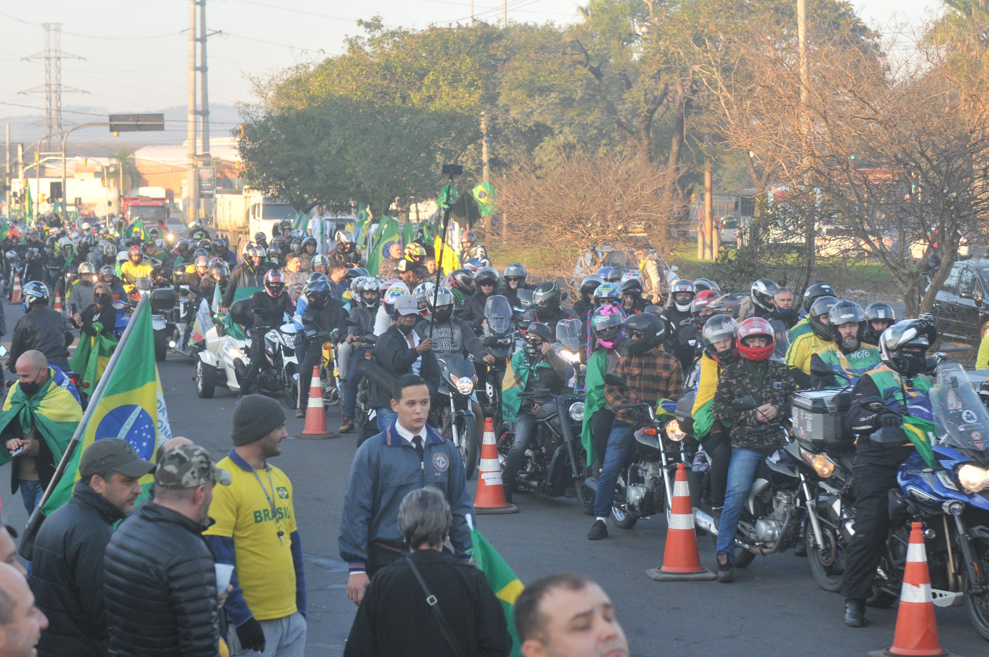 Grupo aguarda in&iacute;cio da motociata em frente &agrave; Fiergs na manh&atilde; deste s&aacute;bado
