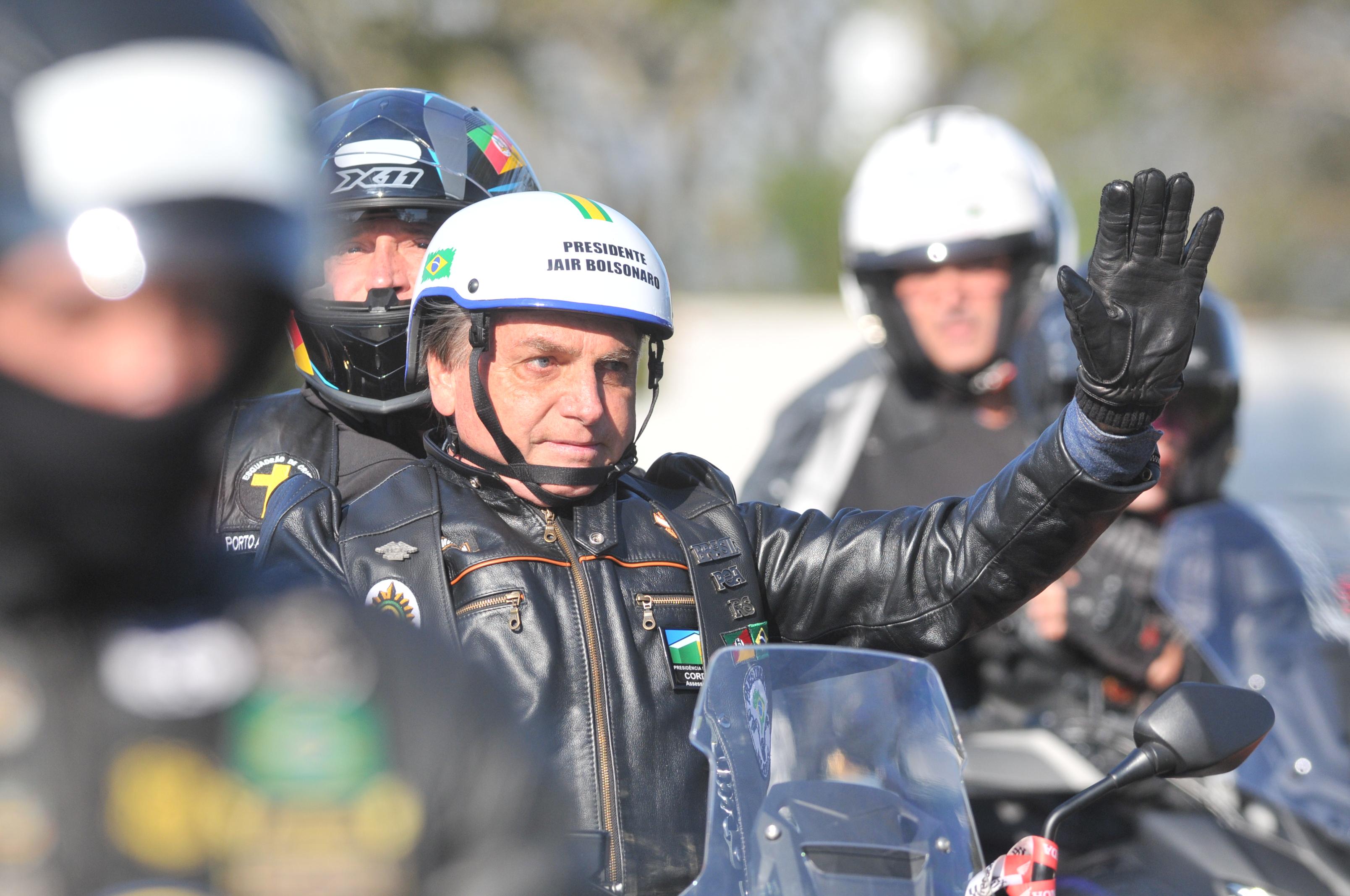 Bolsonaro participa da motociata em Porto Alegre
