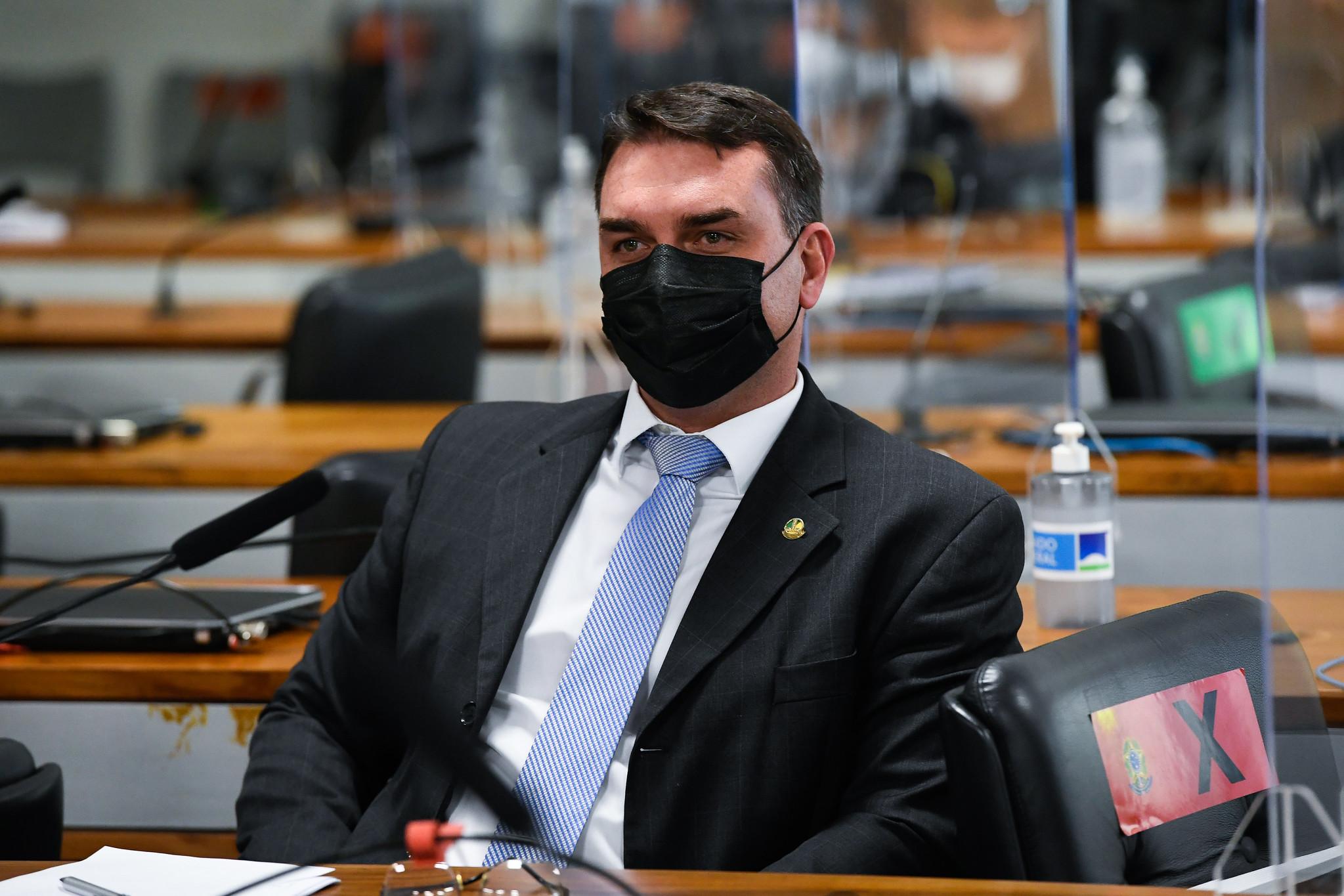 Eduardo Bolsonaro, irm&atilde;o do senador, tamb&eacute;m usa pe&ccedil;a com frase sobre "genocida"