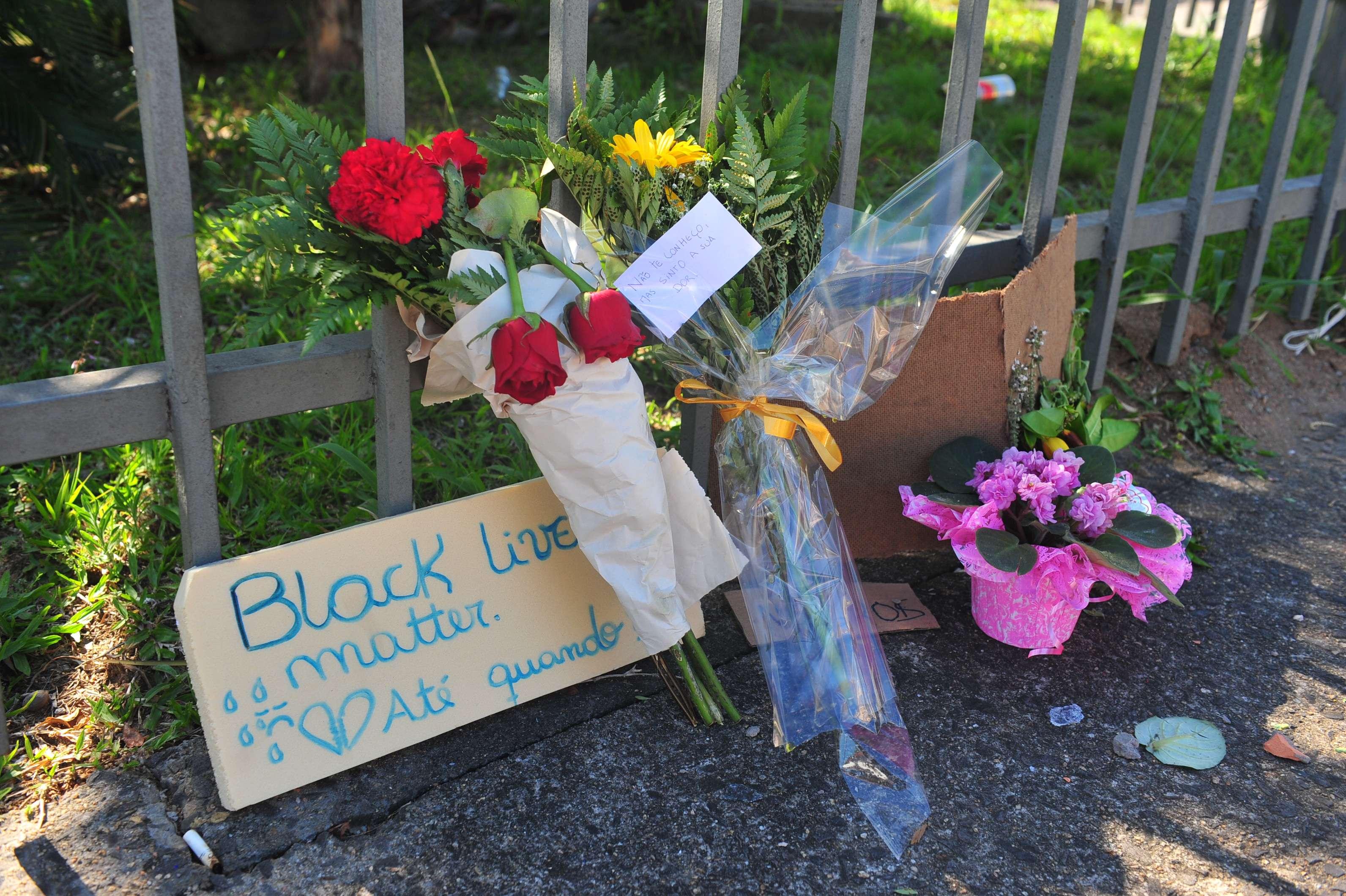 Homenagem em frente ao Carrefour do bairro Passo D'Areia ap&oacute;s Jo&atilde;o Alberto Silveira Freitas ser morto por seguran&ccedil;as do hipermercado Carrefour em Porto Alegre.