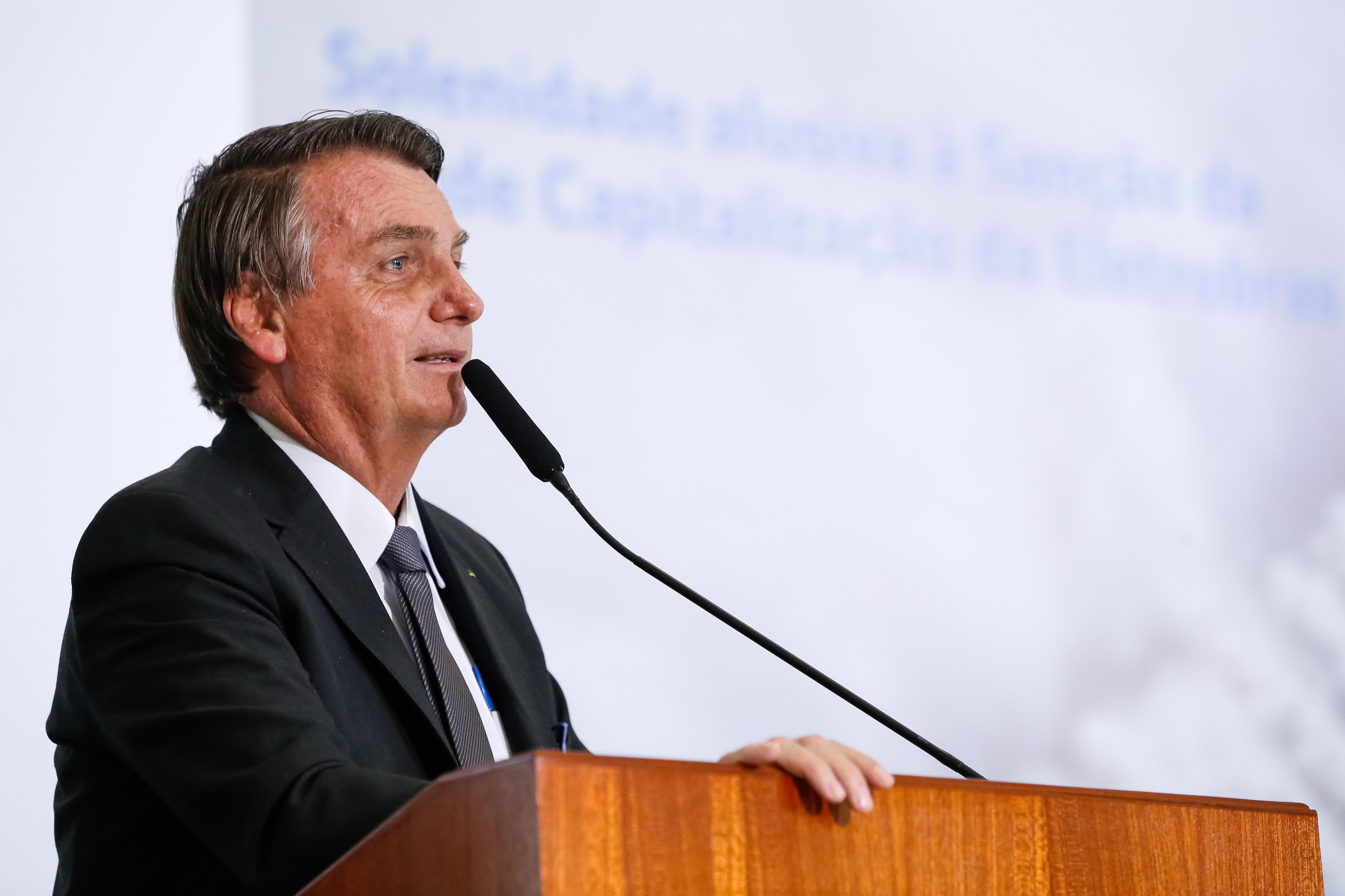 A apoiadores, presidente voltou a dizer que h&aacute; fraude nas urnas eletr&ocirc;nicas e fez novas acusa&ccedil;&otilde;es a ministro Barroso, do TSE