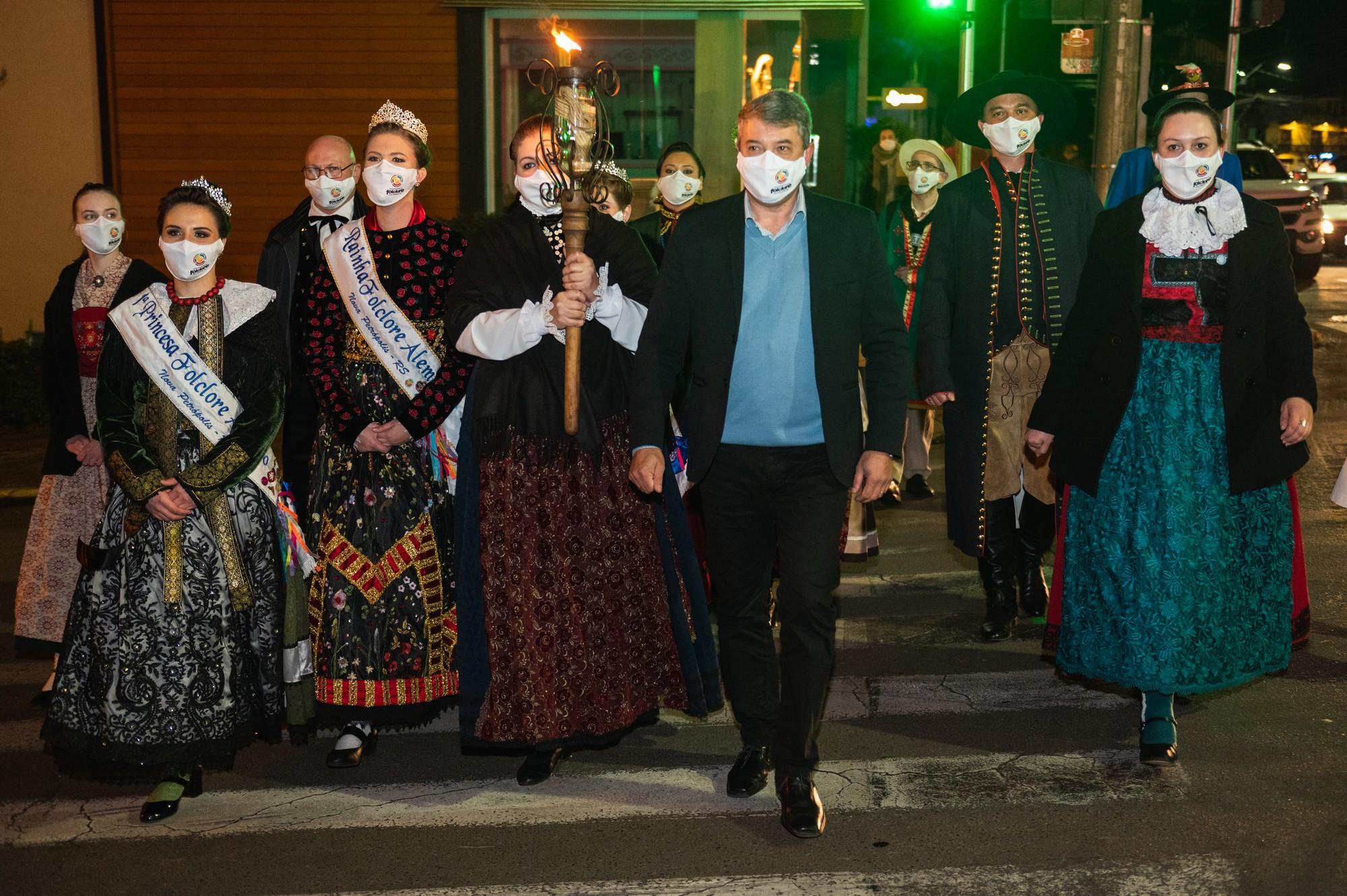 Prefeito de Nova Petr&oacute;polis, Darlei Wolf, durante o acendimento da chama e in&iacute;cio do Festival de Folclore