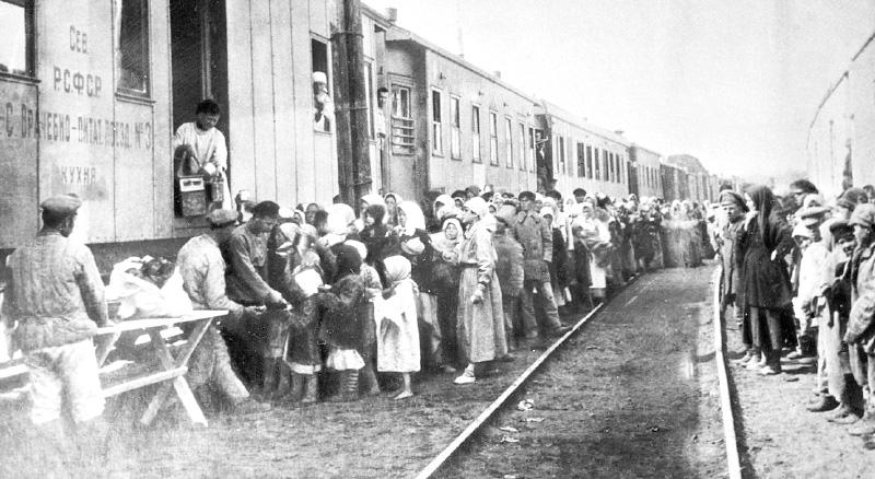 Distribui&ccedil;&atilde;o de alimentos para a popula&ccedil;&atilde;o russa que sofria com a fome.