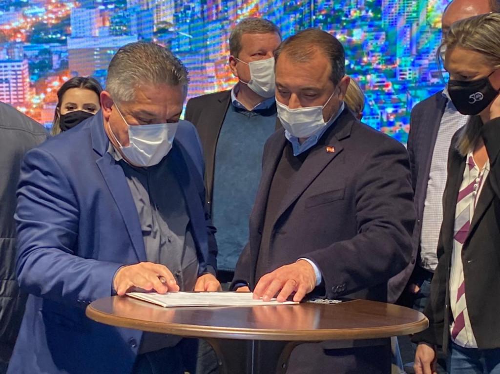 O governador Carlos Mois&eacute;s e o prefeito Jo&atilde;o Rodrigues assinaram conv&ecirc;nios nesta quinta-feira