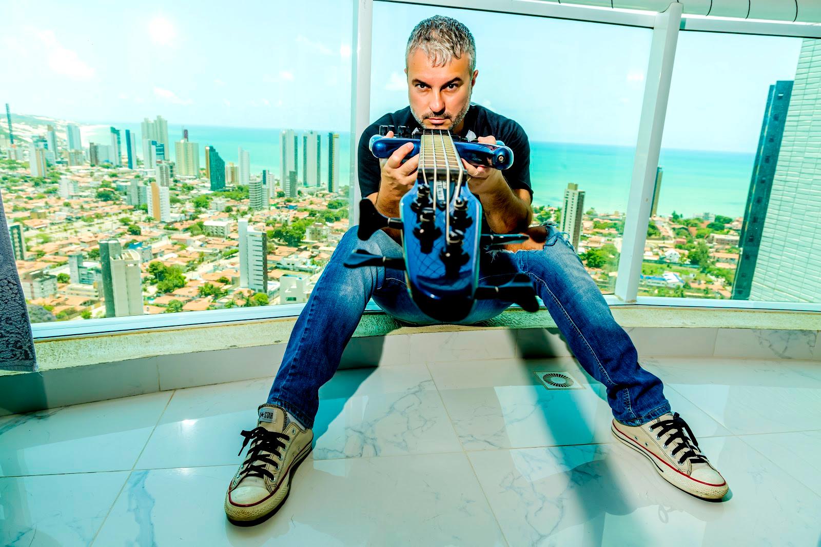 Emersson Ramone &eacute; &eacute; m&uacute;sico e compositor ga&uacute;cho morando no RN, e &eacute; ex-baixista de v&aacute;rias bandas do interior do RS