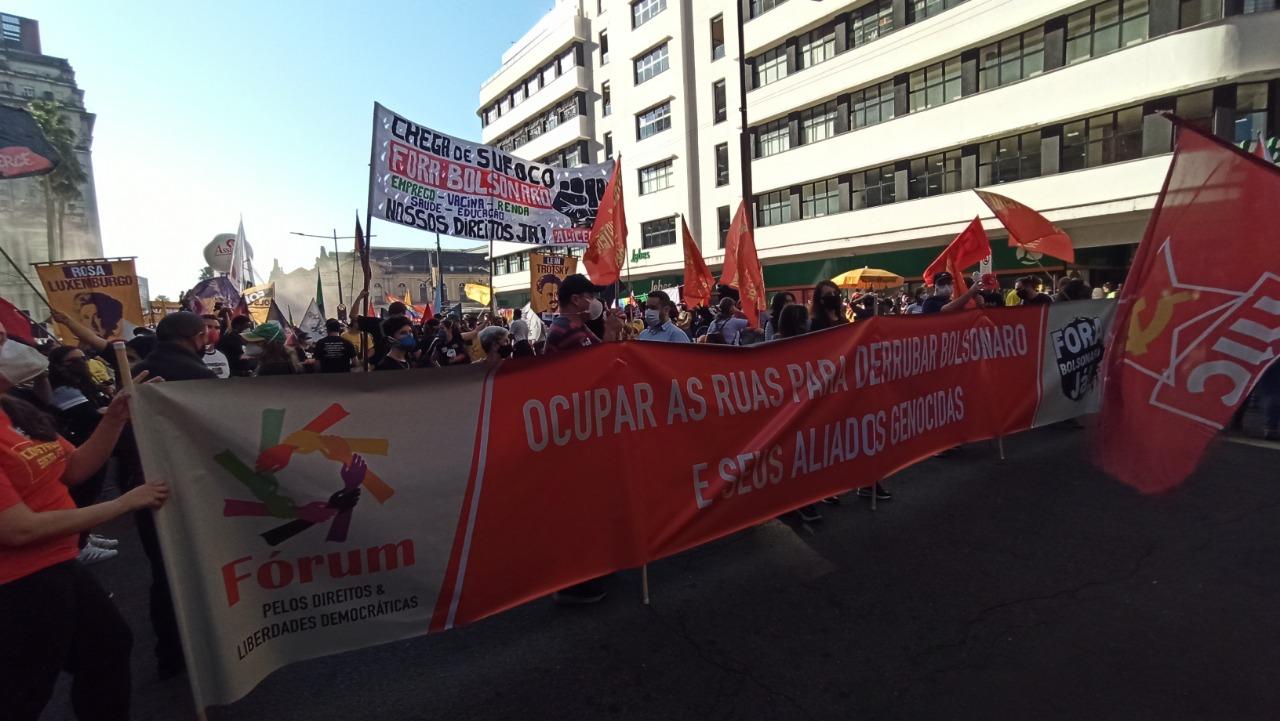 Porto Alegre teve novo ato com milhares de pessoas contra o presidente