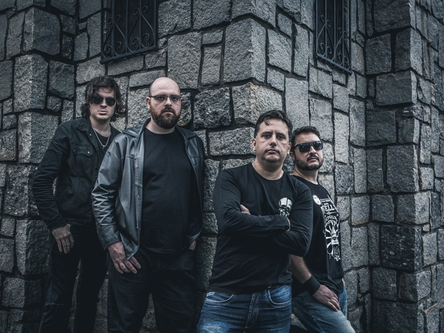 Durante a quarentena, a banda gravou demos das músicas que devem formar seu álbum de estreia Durante a quarentena, a banda gravou demos das músicas que devem formar seu álbum de estreia