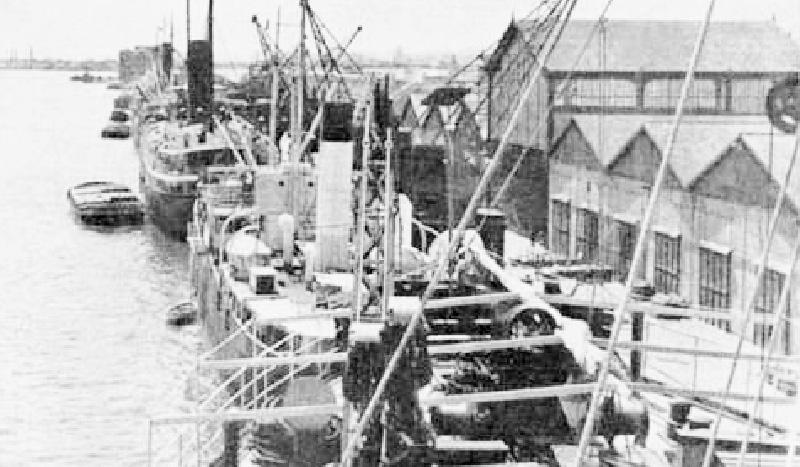 Os servi&ccedil;os de carga e descarga do cais do porto come&ccedil;avam a funcionar.