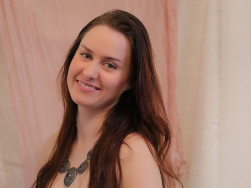 Ana Carla &eacute; cantora mezzosoprano, compositora e CEO da banda Dark Valley, onde &eacute; a vocalista