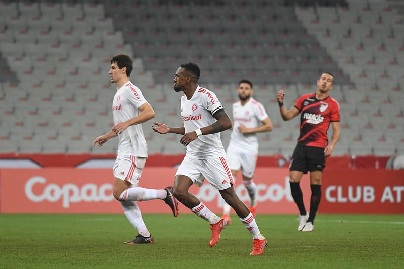 Sa&iacute;da de Edenilson segue indefinida no Inter 