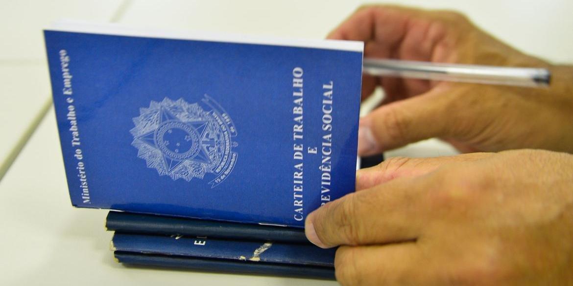 Desemprego fica est&aacute;vel em maio e ainda atinge 14,8 milh&otilde;es no Brasil, diz IBGE