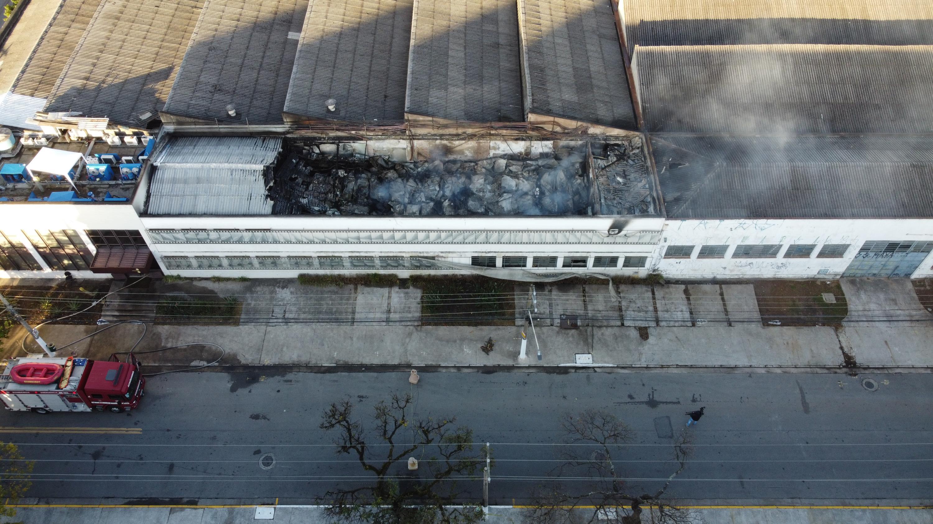 Vista a&eacute;rea do galp&atilde;o da Cinemateca Brasileira na Vila Leopoldina, nesta sexta-feira, um dia depois do inc&ecirc;ndio que atingiu o local